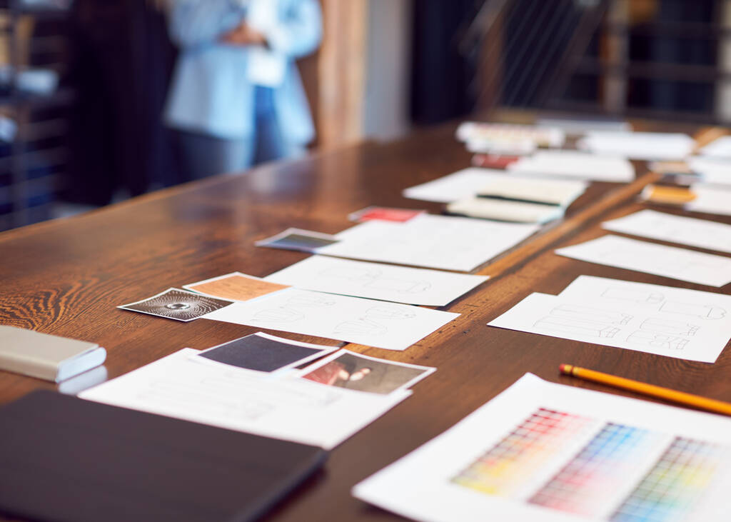 Desenhos e amostras colocados na mesa para reunião de equipe criativa - Foto, Imagem