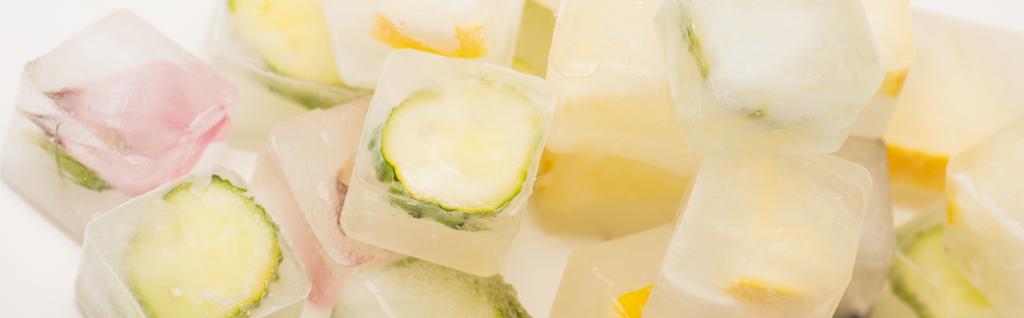 Beyaz yüzeyde yüz bakımı için sebze ve meyve buzları, pankart - Fotoğraf, Görsel