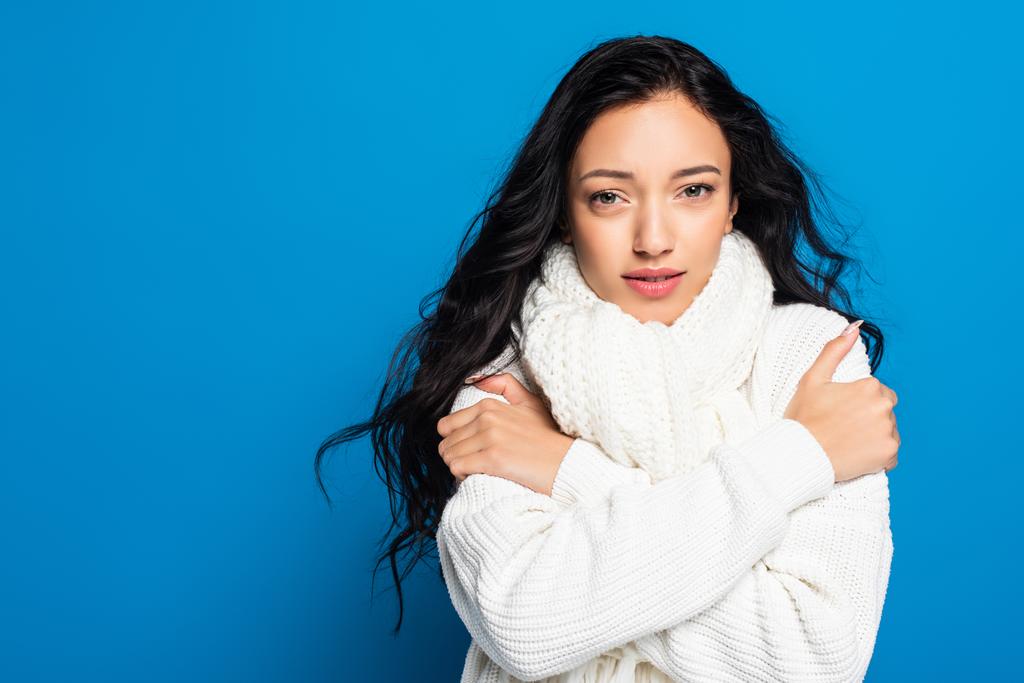 брюнетка молода жінка в в'язаному шарфі замерзання ізольована на білому
  - Фото, зображення