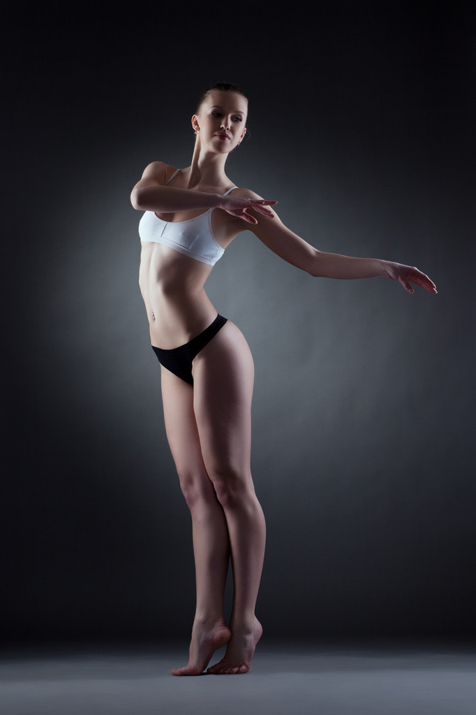 Чувственная молодая модель позирует в танцевальной позе
 - Фото, изображение