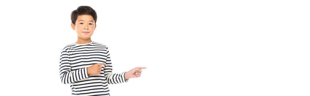 Niño asiático señalando con los dedos de distancia aislado en blanco, bandera  - Foto, Imagen