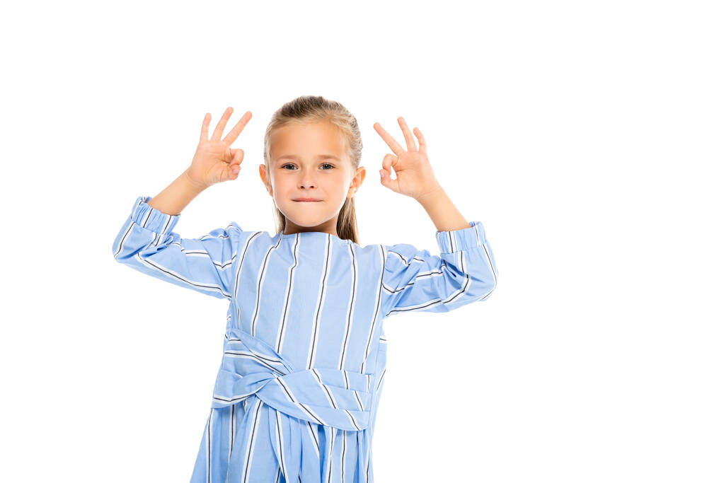 Enfant souriant montrant un geste correct en regardant la caméra isolée sur blanc - Photo, image