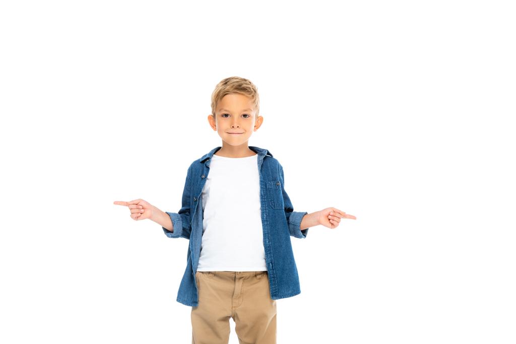 Sonriente niño señalando con los dedos aislados en blanco - Foto, imagen