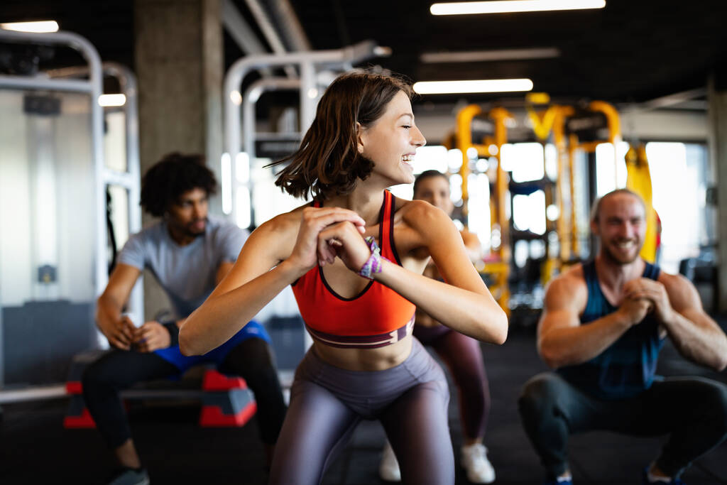 Boldog fitt emberek testmozgás, edzés a tornateremben, hogy egészségesek maradjanak együtt - Fotó, kép