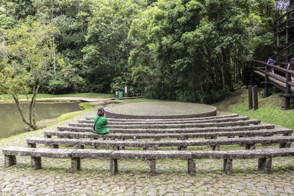 Curitiba, Paraná, 03 de enero de 2019. Teatro al aire libre en la Universidad Libre del Medio Ambiente (Unilivre) en la ciudad de Curitiba - Foto, Imagen