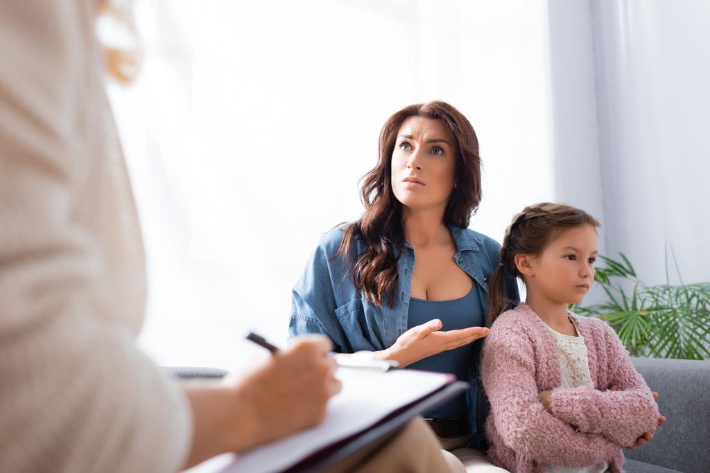 zaniepokojona matka pokazuje się u córki podczas wizyty u psychologa - Zdjęcie, obraz