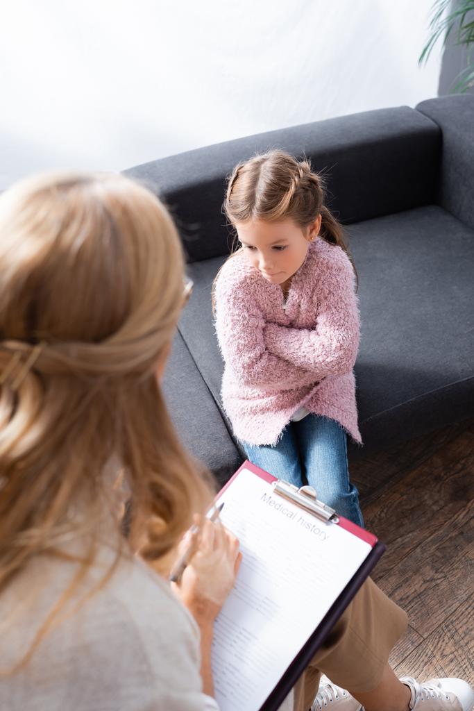 κοριτσάκι ασθενής μιλάει με τον ψυχολόγο - Φωτογραφία, εικόνα