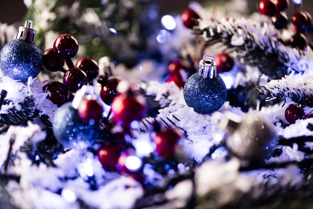 Крупним планом перегляд різдвяних кульок на розмитому фоні, концепція нового року
 - Фото, зображення