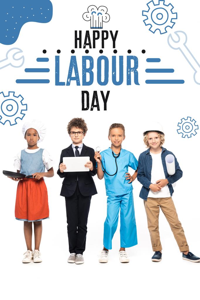 мультикультурные дети в костюмах разных профессий возле счастливого трудового дня с надписью на белом  - Фото, изображение