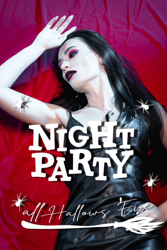 vista ad alto angolo di bruna e pallida donna sdraiata vicino alla scritta della festa notturna sul rosso - Foto, immagini