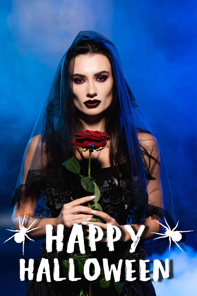 brunette morsian musta mekko ja huntu tilalla punainen ruusu lähellä onnellinen halloween kirjaimet sininen - Valokuva, kuva