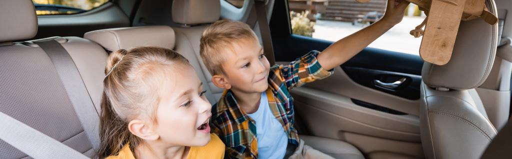 Frères joyeux avec avion jouet assis en auto, bannière   - Photo, image