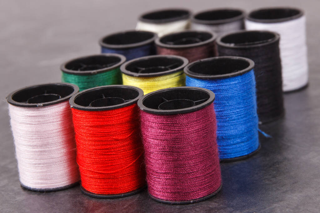 Bobines de fil coloré en utilisant pour la broderie et la couture - Photo, image