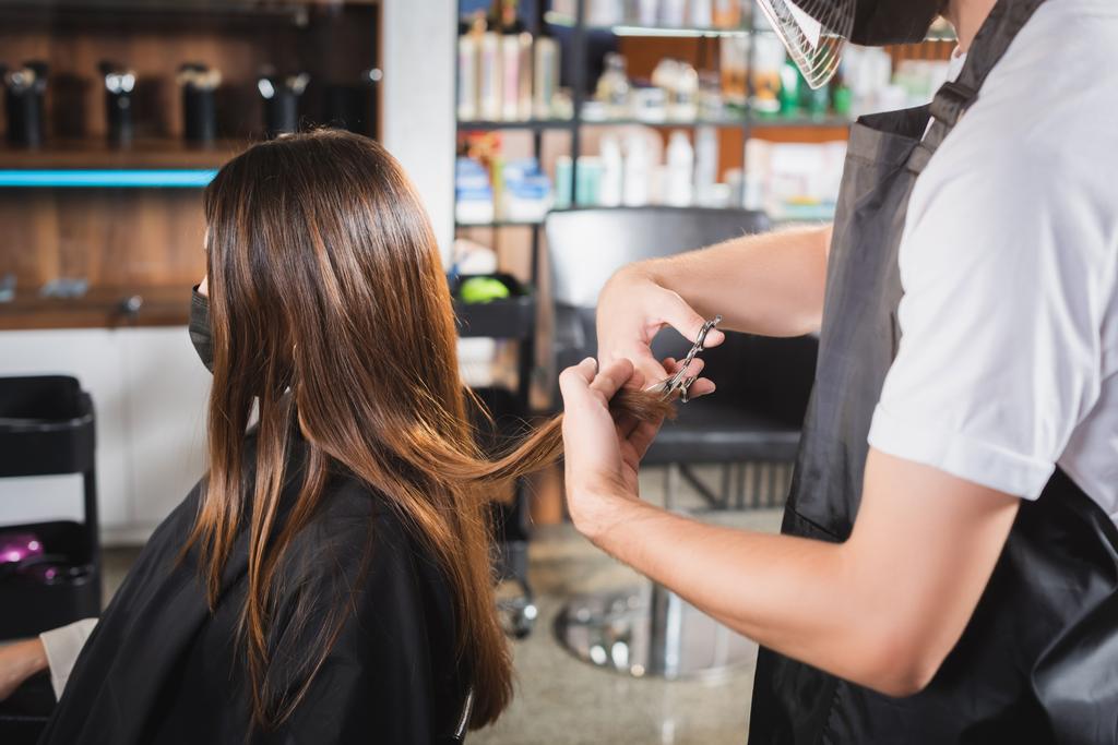 fryzjer w wyposażeniu ochronnym obcinanie włosów kobiety w masce medycznej - Zdjęcie, obraz