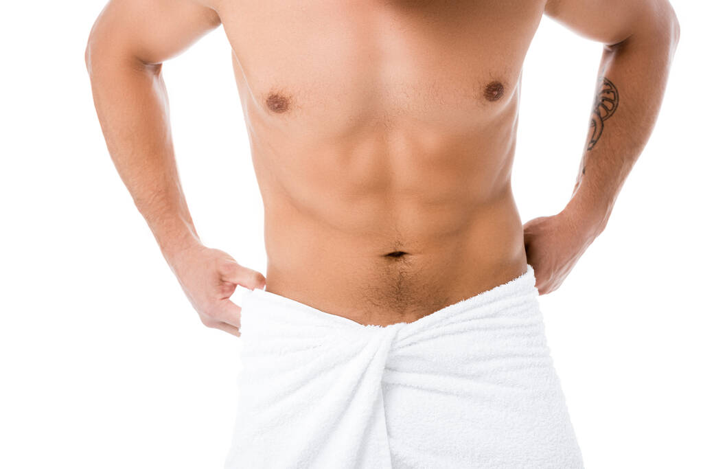 καλλιεργημένη άποψη του σέξι shirtless άνθρωπος σε πετσέτα θέτουν απομονωμένο σε λευκό - Φωτογραφία, εικόνα