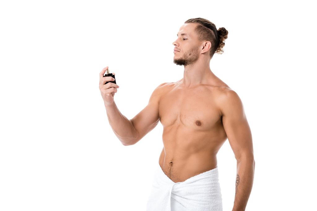 сексуальный мужчина без рубашки в полотенце с духами изолированы на белом - Фото, изображение