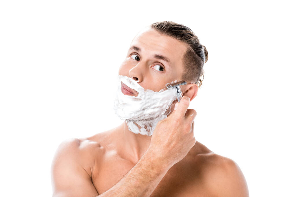 sexy hombre sin camisa con espuma en la cara afeitado aislado en blanco - Foto, imagen
