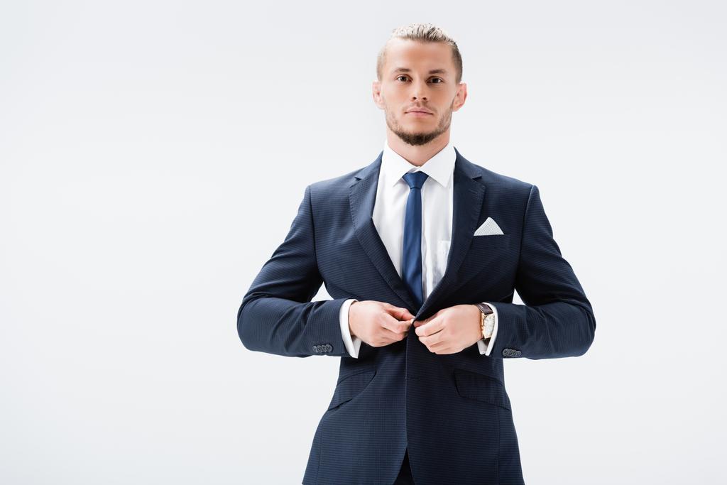 молодий бізнесмен в костюмі кнопка блейзер ізольовані на білому
 - Фото, зображення