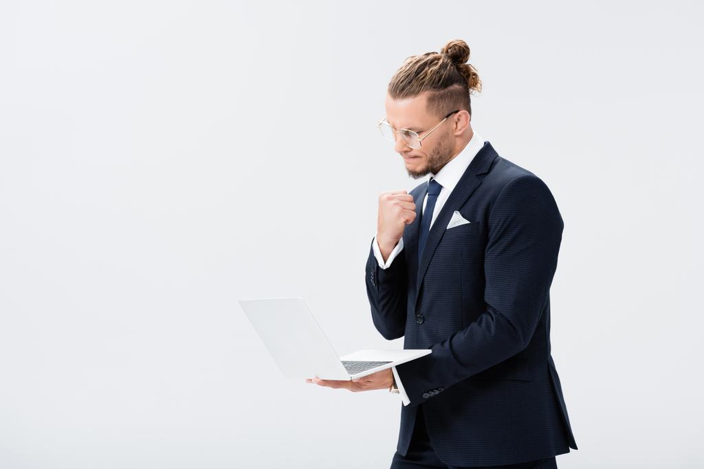 fiatal üzletember öltöny és szemüveg laptop elszigetelt fehér - Fotó, kép