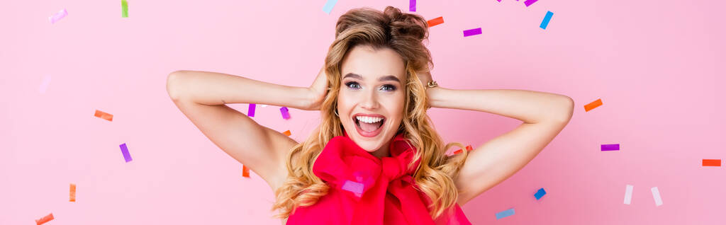счастливая женщина на розовом фоне с падающими конфетти, баннер - Фото, изображение