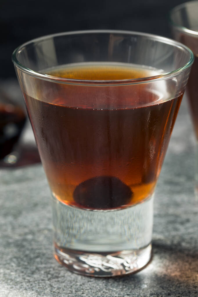 Drank verfrissend Manhattan Cocktail met een Cherry Garnish - Foto, afbeelding