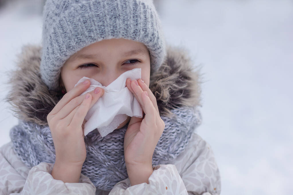 Holka s příznaky alergie vysmrkající se nosem. Dospívající dívka pomocí tkáně v bílém pozadí - Fotografie, Obrázek