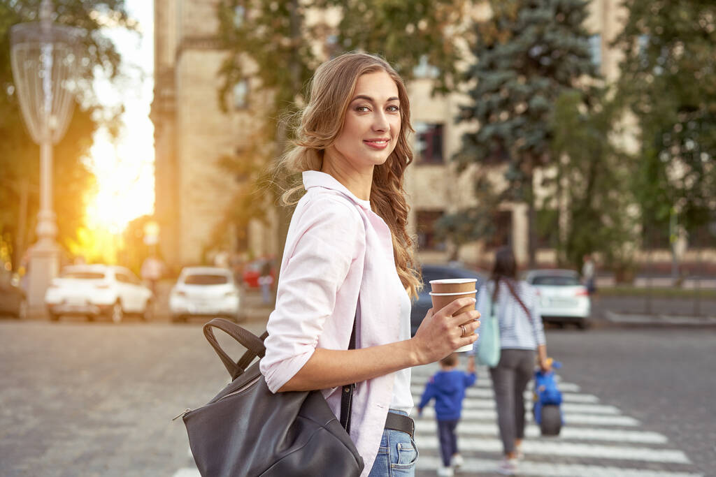 Επιχειρηματίας στέκεται μέρα του καλοκαιριού δρόμο της πόλης πεζόδρομο κοντά στο εταιρικό κτίριο Επιχειρηματίας Εξωτερικοί χώροι Επιτυχής Ευρωπαίος καυκάσιος γυναίκα ελεύθερος επαγγελματίας με καφέ χάρτινο καπάκι στα χέρια - Φωτογραφία, εικόνα