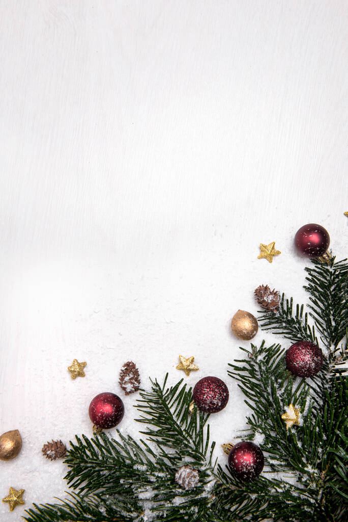 Fondo navideño festivo con adornos y ramas de pino - Foto, imagen