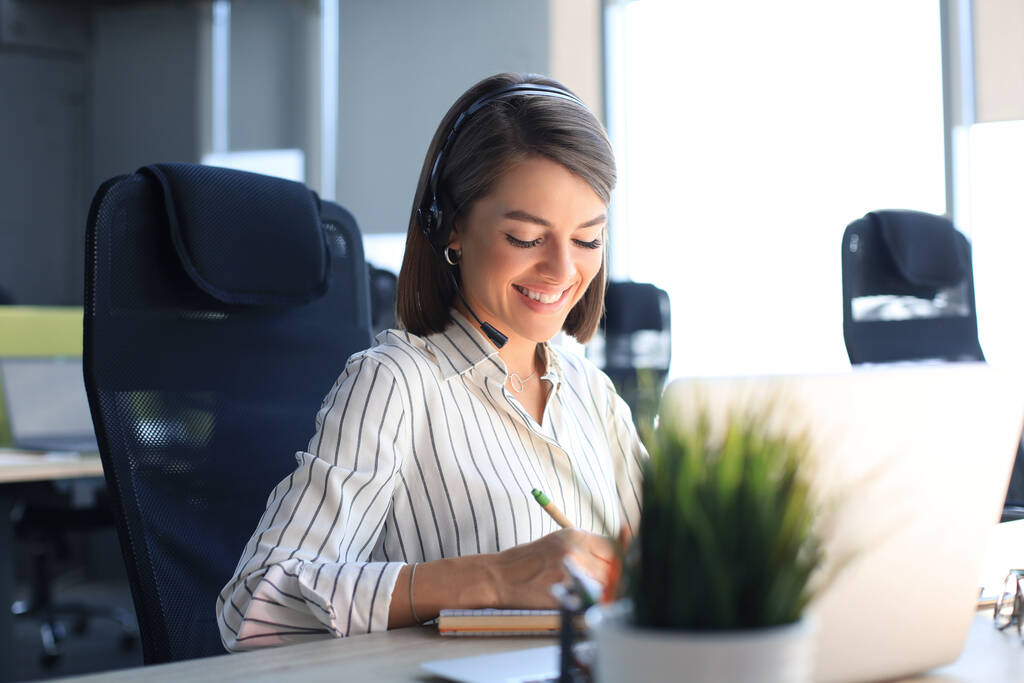 Kobieta operator obsługi klienta z słuchawkami i uśmiechnięty - Zdjęcie, obraz