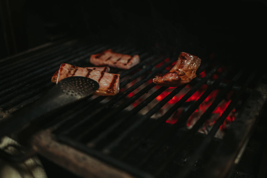 Un gros plan de steak de bœuf grillé sur le gril - Photo, image