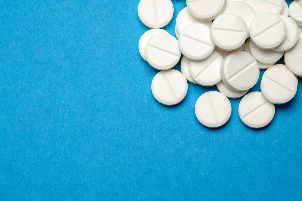 csoport fehér tabletták vagy tabletták kék alapon - Fotó, kép