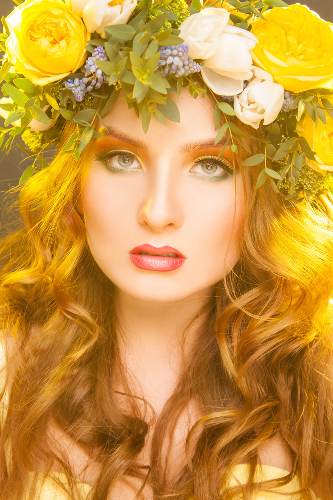 corona de flores en el pelo en sexy chica adulta
 - Foto, imagen