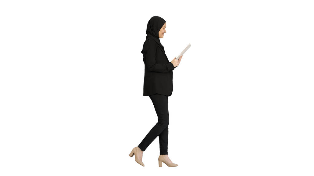 Cute Arabian businesswoman za pomocą tabletu podczas spaceru o - Zdjęcie, obraz
