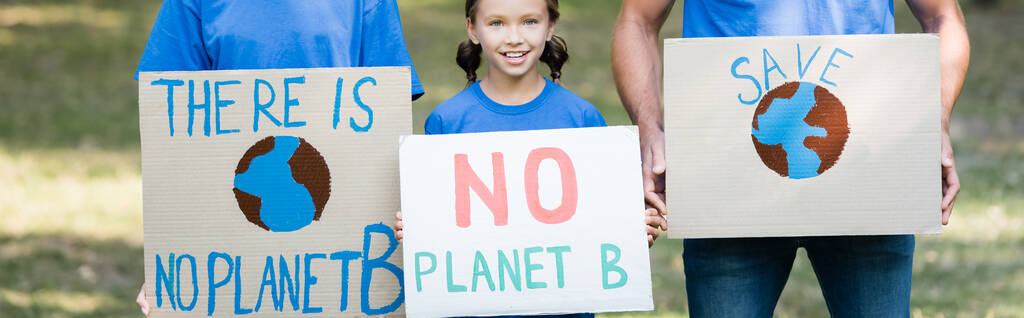 familia de voluntarios sosteniendo pancartas con el globo terráqueo, excepto, y sin inscripción planeta b, concepto de ecología, pancarta - Foto, Imagen