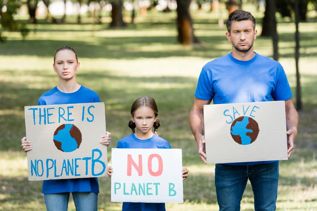 para z córką trzymającą tabliczki z kulą ziemską, uratować, i nie ma żadnej planety b napis, ekologia koncepcja - Zdjęcie, obraz