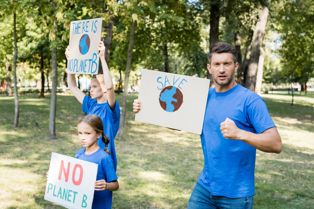 famiglia di volontari che tengono cartelli con globo e non c'è iscrizione pianeta b, concetto di ecologia - Foto, immagini