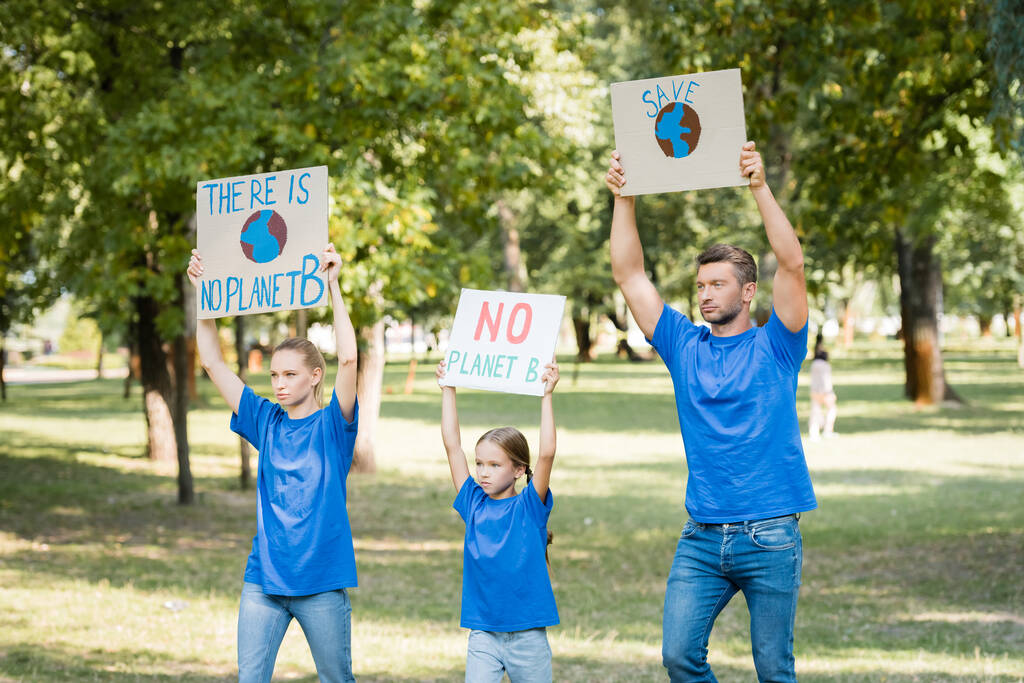 família segurando cartazes com globo, não há planeta b planeta, e salvar inscrição em mãos levantadas, conceito de ecologia - Foto, Imagem