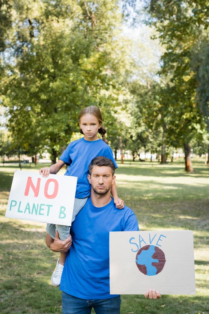padre e hija sosteniendo pancartas con globo y sin inscripción planeta b, concepto de ecología - Foto, imagen