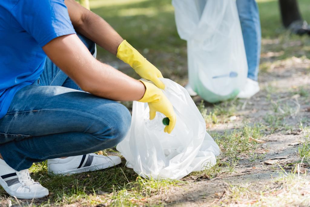 μερική άποψη ακτιβιστών που συλλέγουν σκουπίδια σε ανακυκλωμένες σακούλες, έννοια οικολογίας - Φωτογραφία, εικόνα