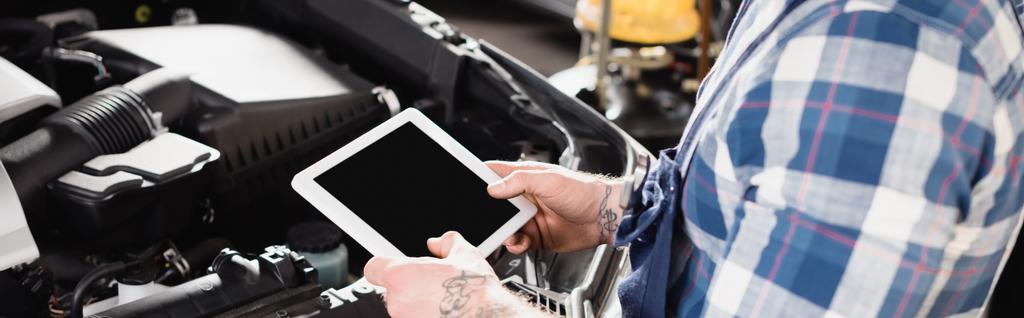 visão parcial do mecânico segurando tablet digital perto do compartimento do motor do carro, banner - Foto, Imagem