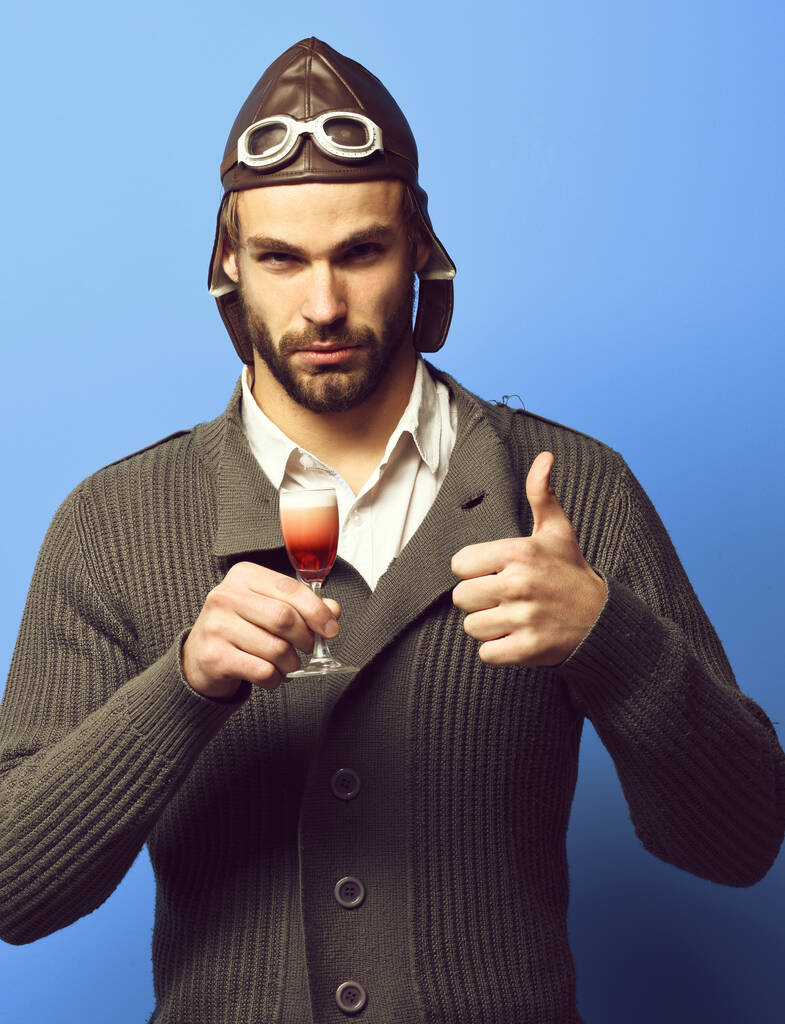 pilote barbu avec cocktail en verre - Photo, image
