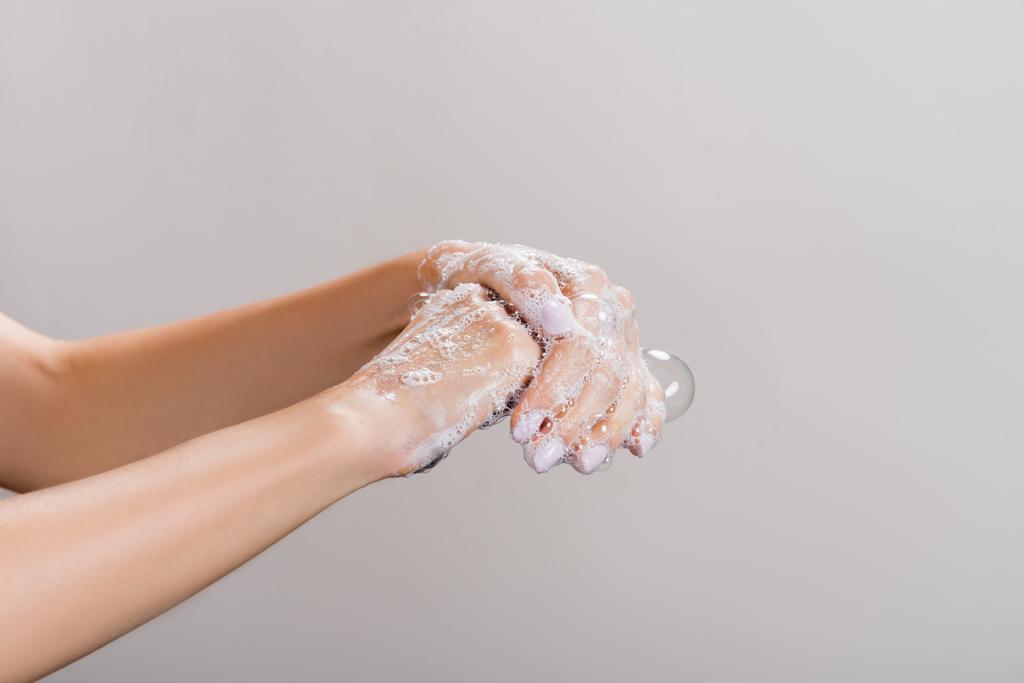 oříznutý pohled ženy mytí rukou izolovaných na šedé - Fotografie, Obrázek