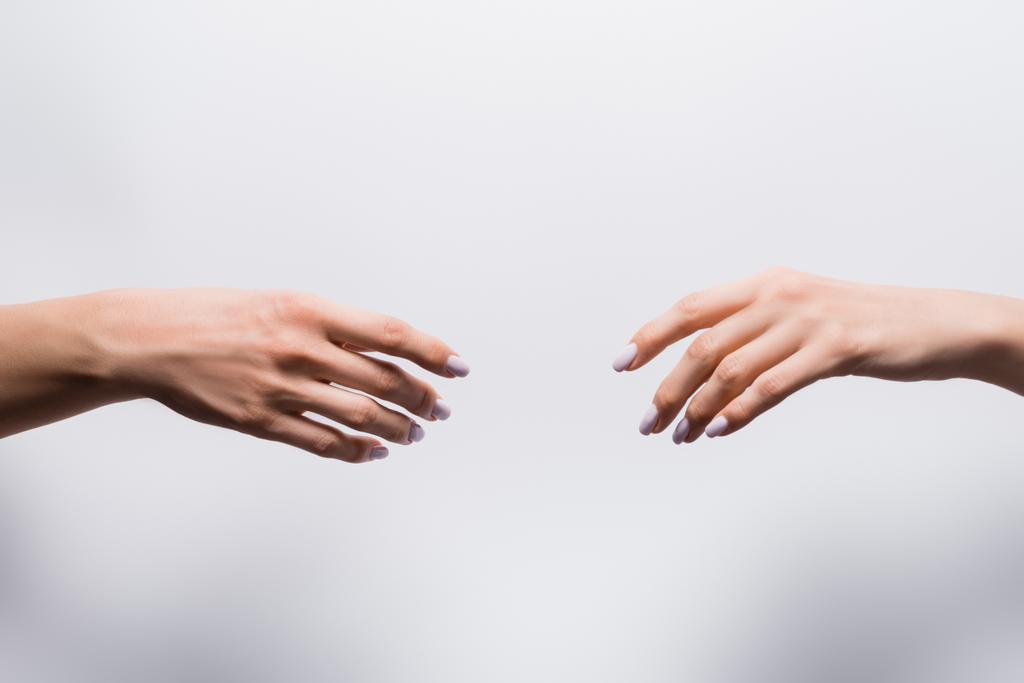 обрізаний вид жіночих рук на білому
 - Фото, зображення