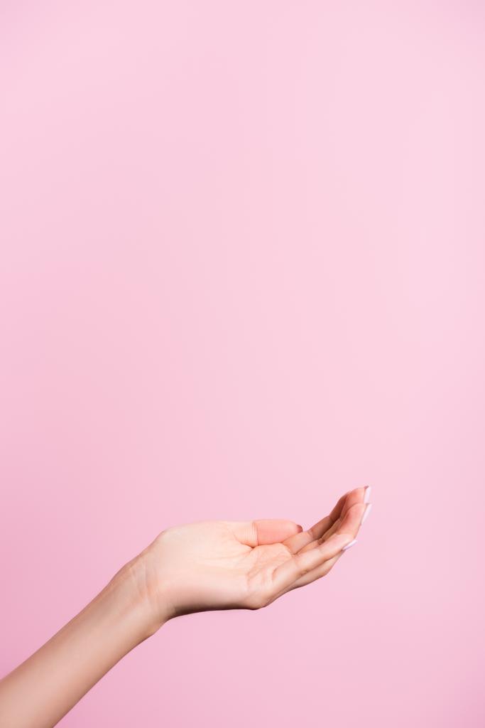 oříznutý pohled na ženskou ruku izolovanou na růžové - Fotografie, Obrázek