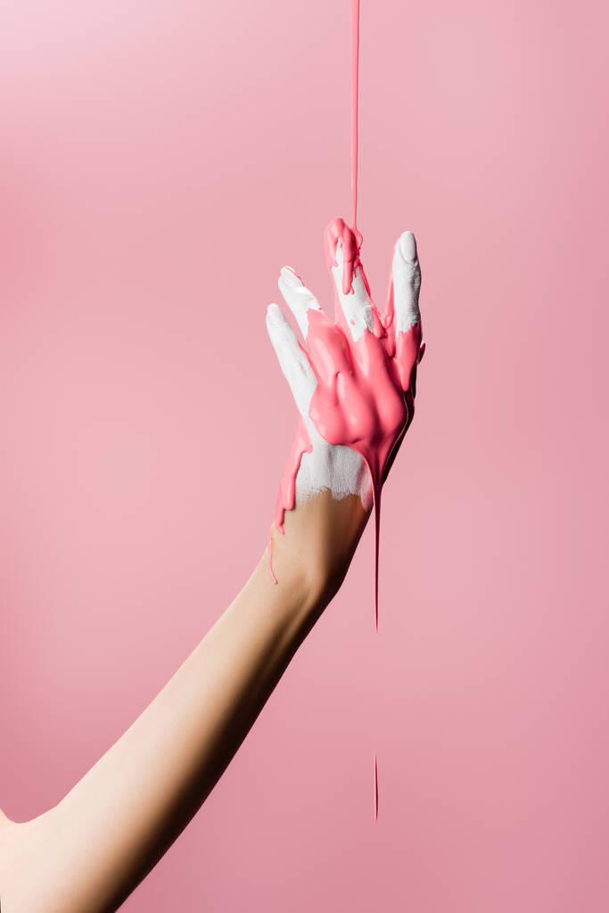 levágott kilátás kéz csöpögő festék elszigetelt rózsaszín - Fotó, kép