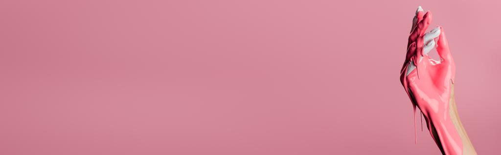 abgeschnittene Ansicht der Hand mit tropfender Farbe isoliert auf rosa, Banner - Foto, Bild