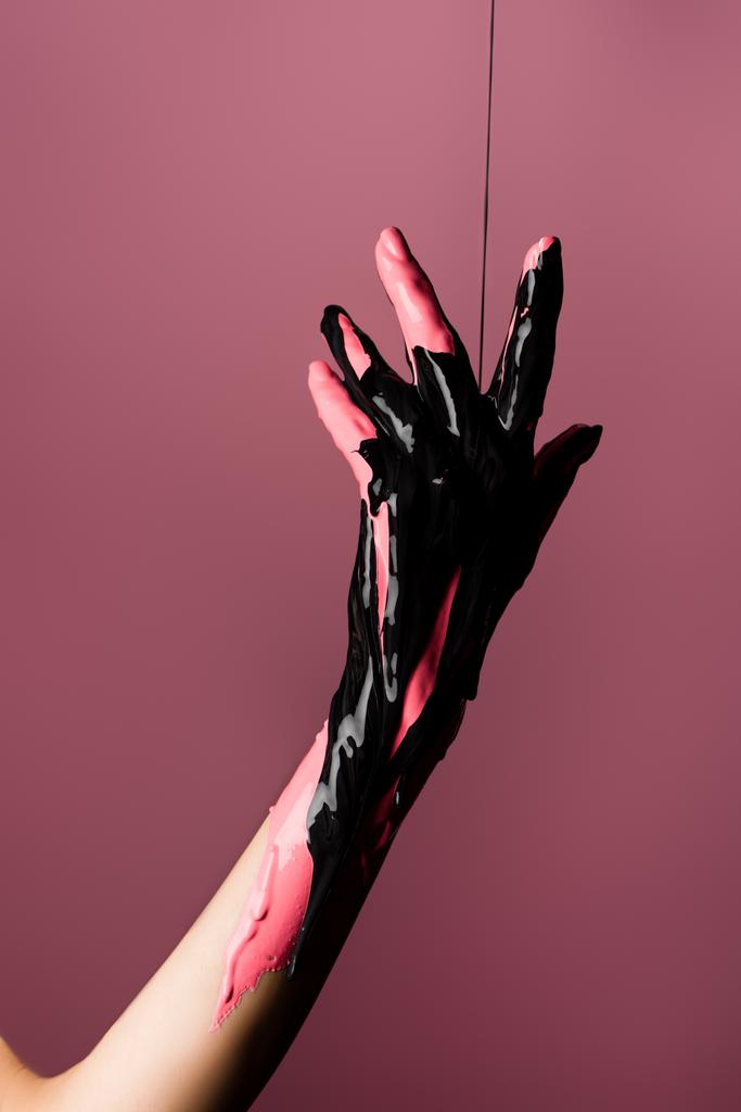 részleges kilátás kéz csöpögő festék elszigetelt rózsaszín - Fotó, kép