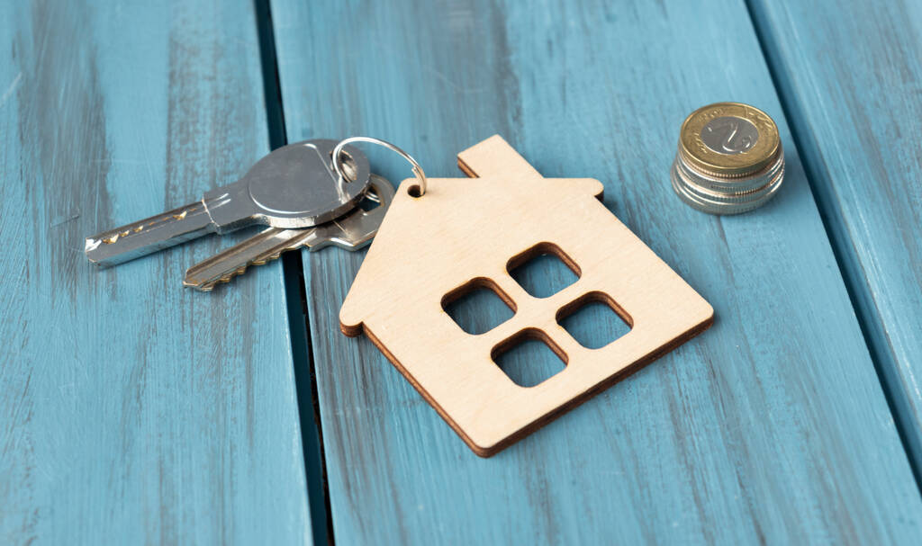 Klíč od domu ve tvaru klíče na dřevěných prknech - Fotografie, Obrázek