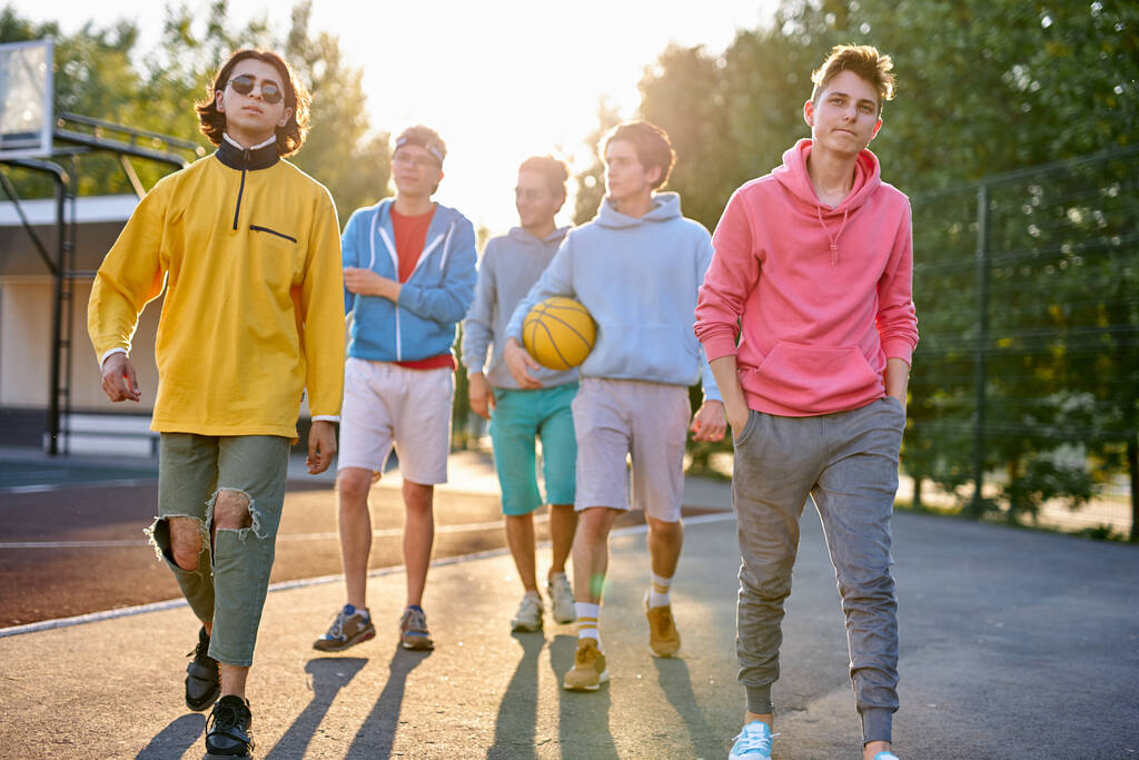 Junge Stadtjungs sind bereit, gemeinsam Basketball zu spielen - Foto, Bild