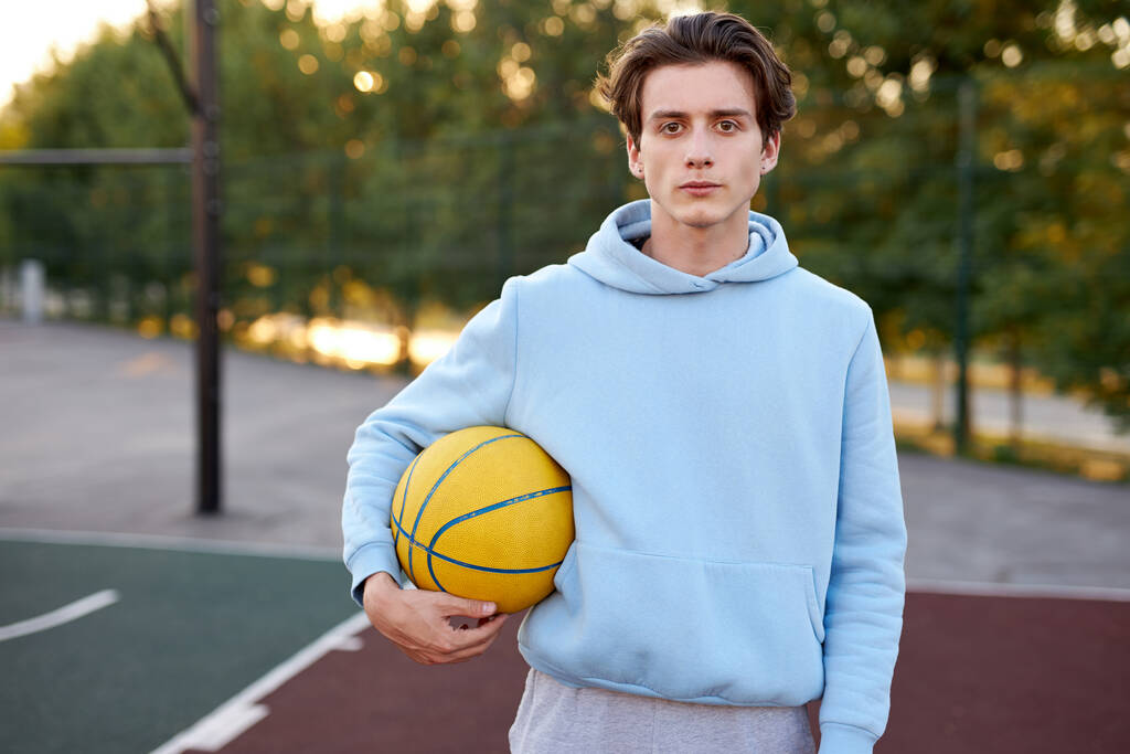 νεαρός καυκάσιος έφηβος παίζει μπάσκετ - Φωτογραφία, εικόνα